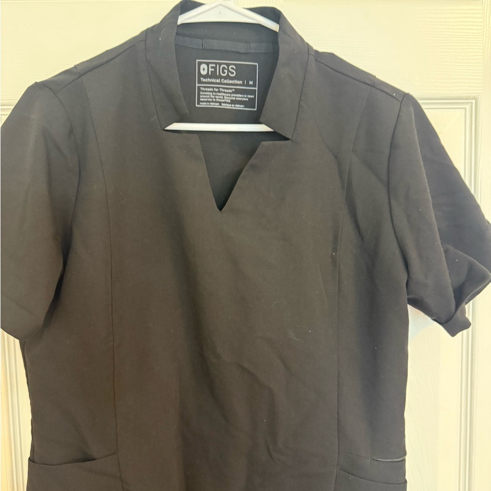FIGS women’s black scrub top